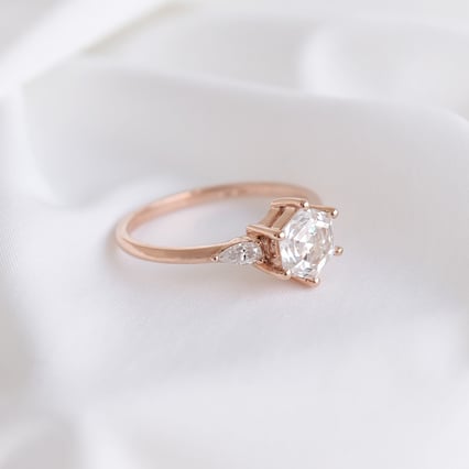 Zásnubný prsteň s hexagon moissanitom a pear diamantmi Larissa