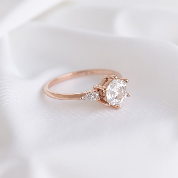 Prsteň s hexagon moissanitom a pear diamantmi 90254
