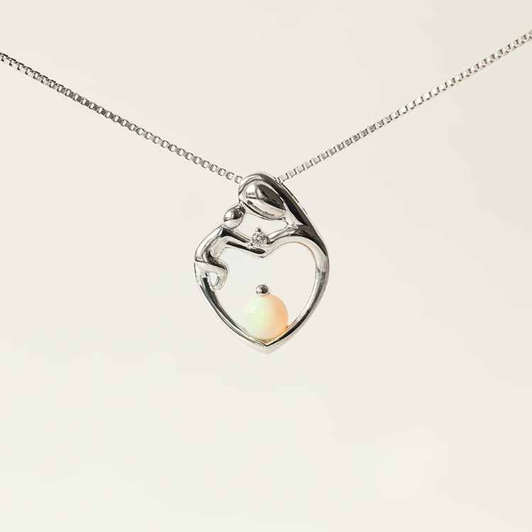 Strieborný prívesok matka a dieťa s bielym opálom a diamantom Heli 138864