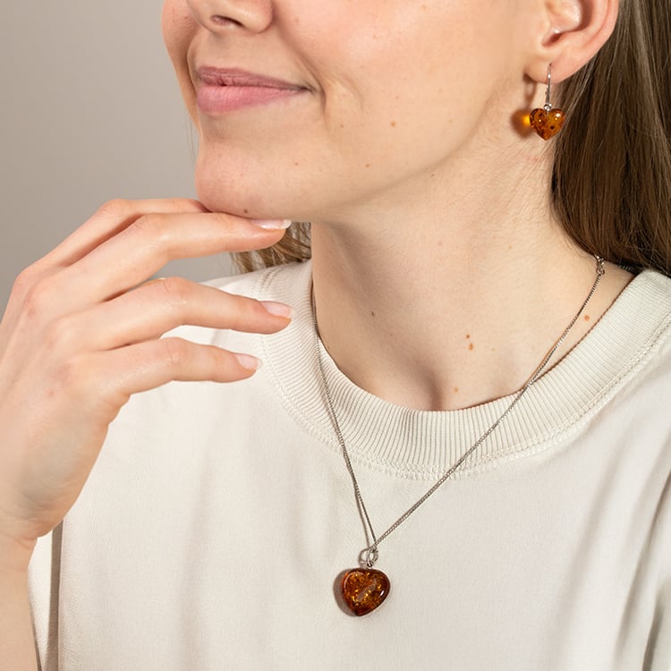 Strieborný jantárový prívesok v tvare srdca Cuore 150558