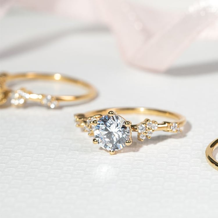 Romantický zásnubný prsteň s diamantmi Therese 126703