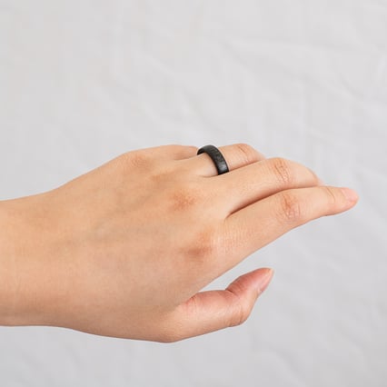 Mierne zaoblené snubné prstene z karbónu s tromi diamantmi Kean