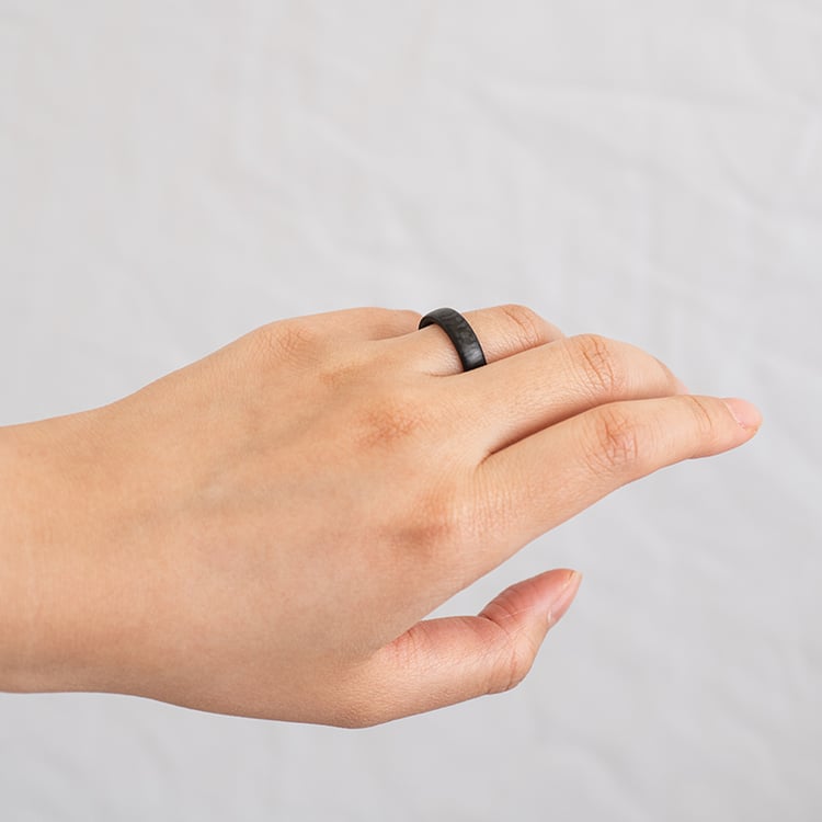 Mierne zaoblené snubné prstene z karbónu s tromi diamantmi Kean 120700