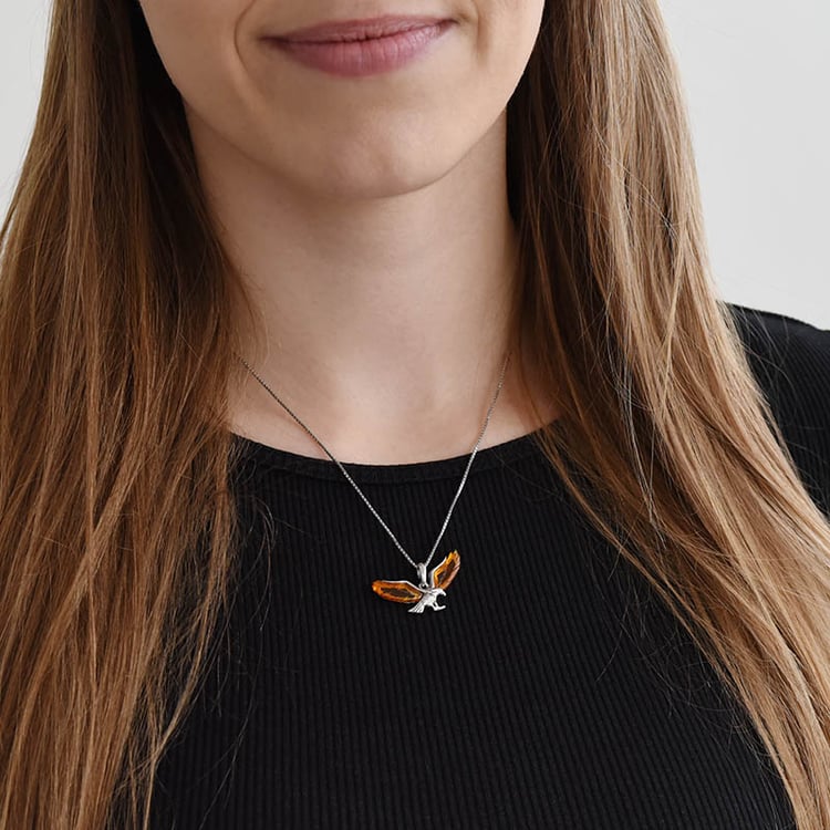 Prívesok v tvare orla s jantáru 88814