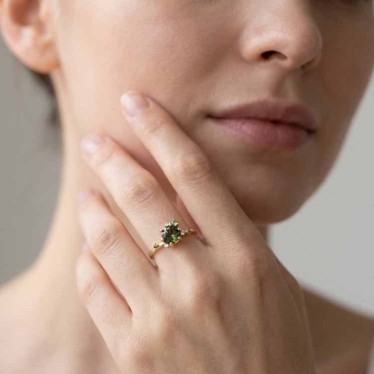 Cluster rozvodový prsteň s vltavínom, zafírom a diamantmi John 165572