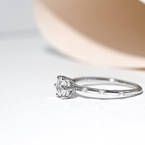 Nežný zásnubný prsteň s lab-grown diamantmi Maisha