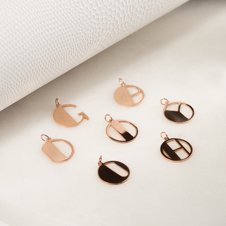 Strieborný prívesok s vykrojeným písmenom Alphabet 132883