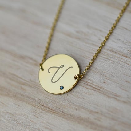 Zlatý náramok s modrým diamantom a vygravírovaným písmenom Berul