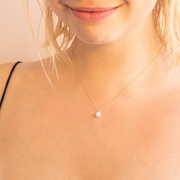 Náhrdelník s perlou a písmenom A Nava 102225