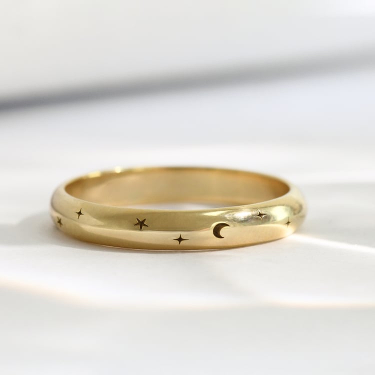 Svadobné obrúčky s gravírom hviezd a mesiaca Grove 118162