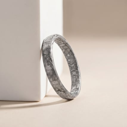 Dámsky mierne zaoblený snubný prsteň z karbónu Jaidon