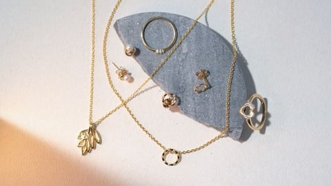 10 základných šperkov pre každú ženu