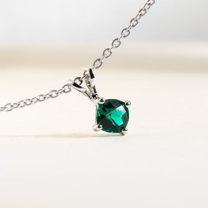 Zlatý prívesok s cushion smaragdom Rayna