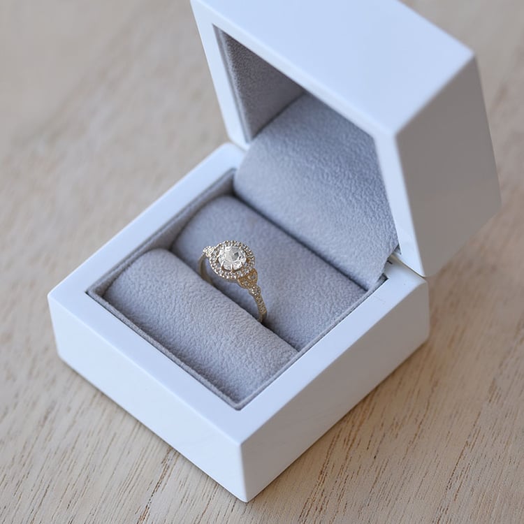 Zlatý prsteň s moissanitom a lab-grown diamantmi Heleno 98342