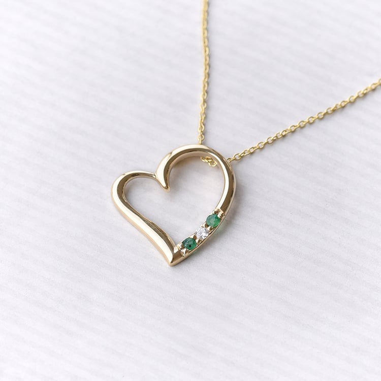 Náhrdelník srdce so smaragdmi a diamantom 74340