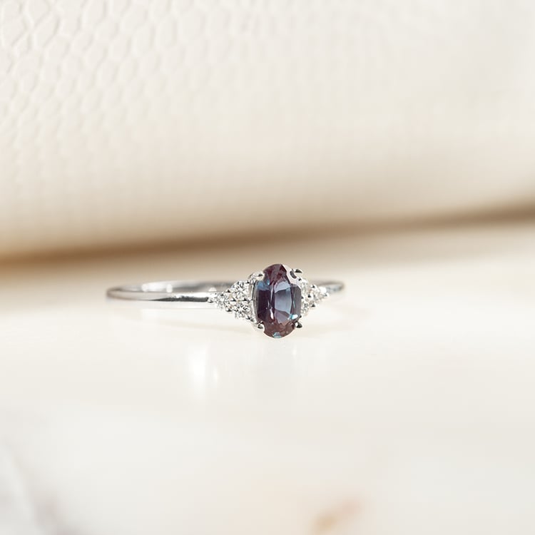 Zásnubný prsteň s alexandritom a diamantmi Kylie 134050