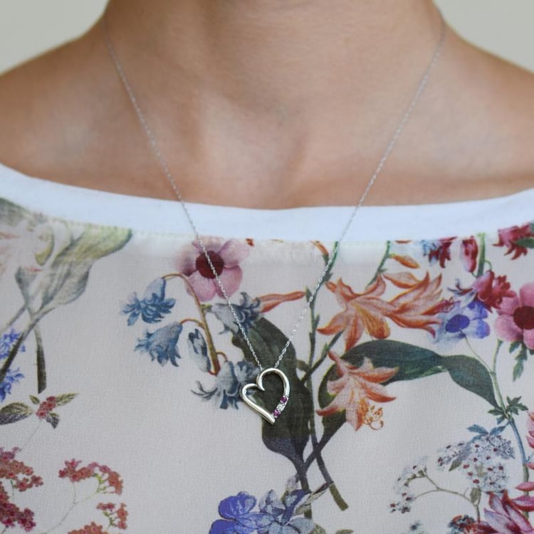 Strieborný prívesok srdce s rubínmi a diamantom Janey 103604