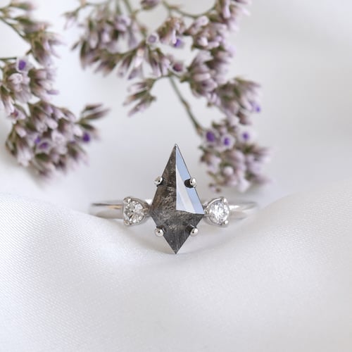 Prsteň s kite salt and pepper diamantom Inkeri