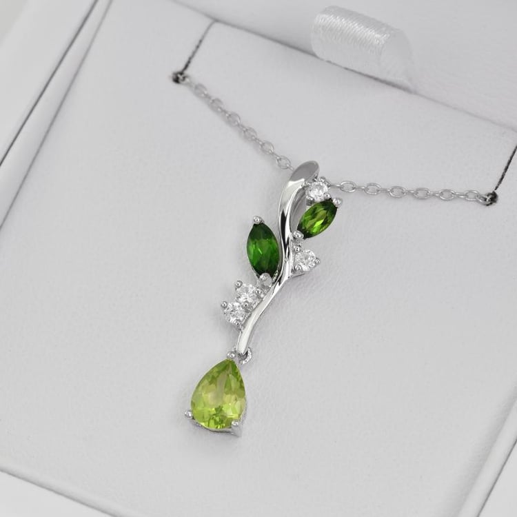 Strieborný prívesok s olivínom, diopsidmi a zirkónmi 25975