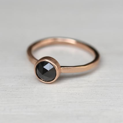Zlatý prsteň s rutovým čiernym diamantom Alcee