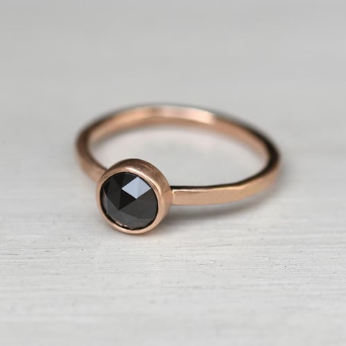 Zlatý prsteň s rutovým čiernym diamantom Alcee