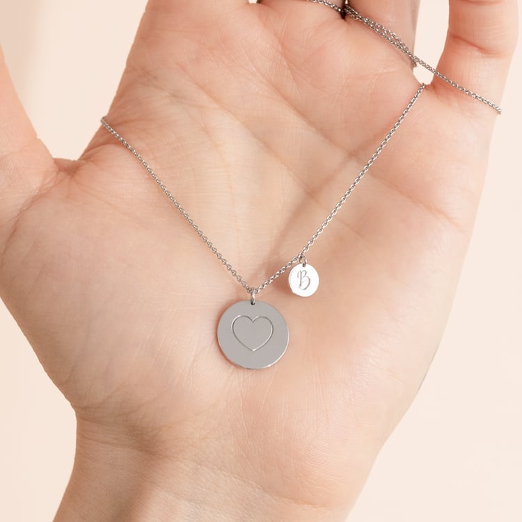 Strieborný prívesok so srdcom a gravírom písmena Teddie 119434