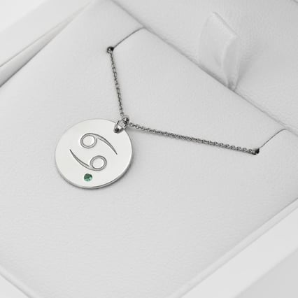 Strieborný prívesok so znamením a smaragdom Rak