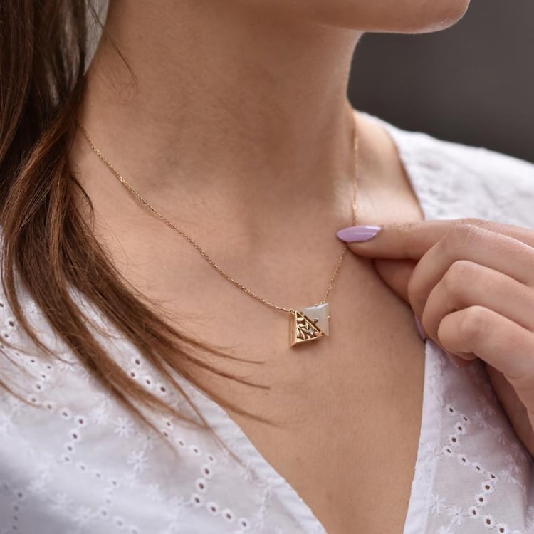  Zlatý atypický náhrdelník s triangle achátom 43554