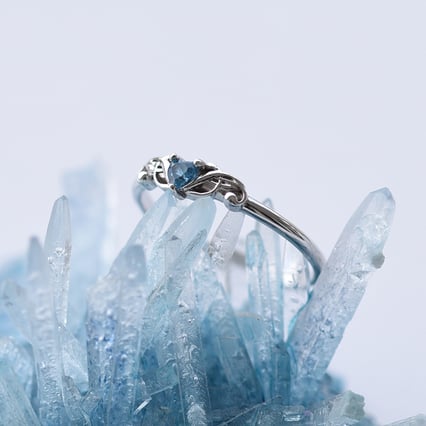 Zlatý prsteň s motívom husľových kľúčov a srdcom z topásu Aire