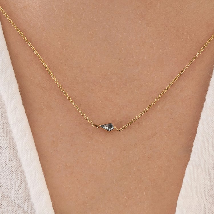 Náhrdelník s kite salt and pepper diamantom Momu 156065