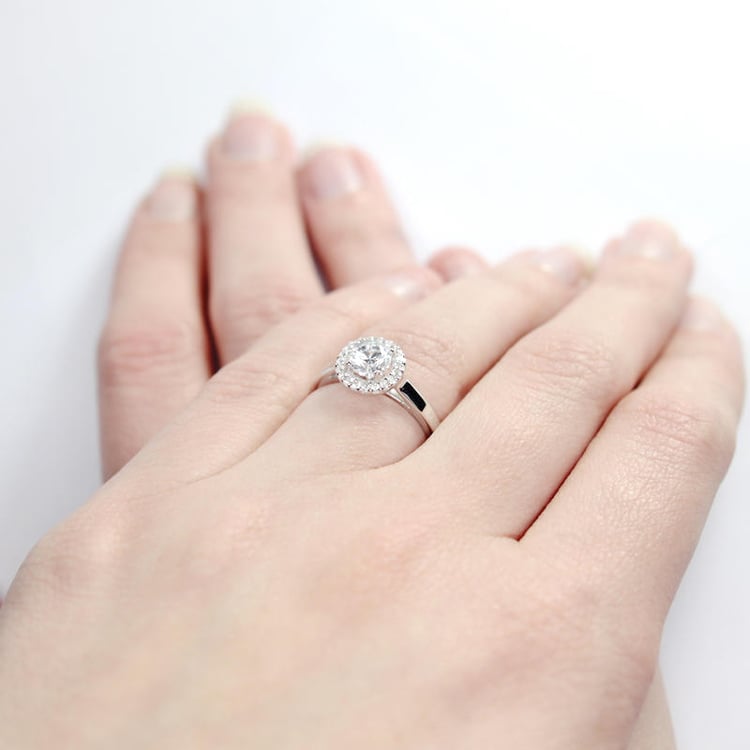 Zásnubný prsteň s diamantmi z 18k zlata na ruke Kane 5201