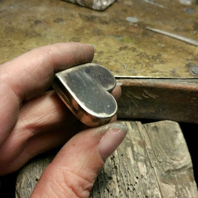 Príprava medailóniku na vyleštenie