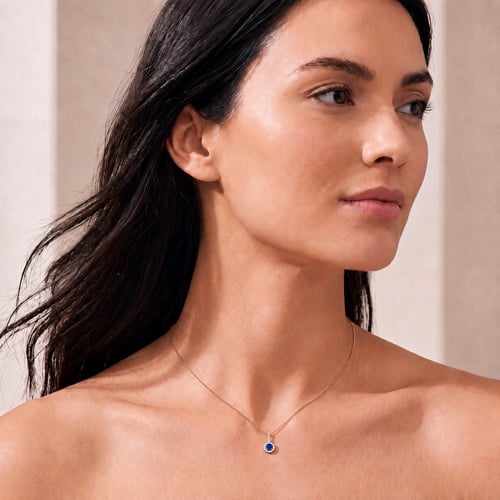 Strieborný elegantný prívesok s modrým zafírom a lab-grown diamantmi Harvey