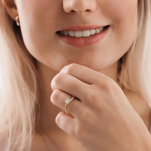 Atypický zásnubný prsteň s diamantom Elise