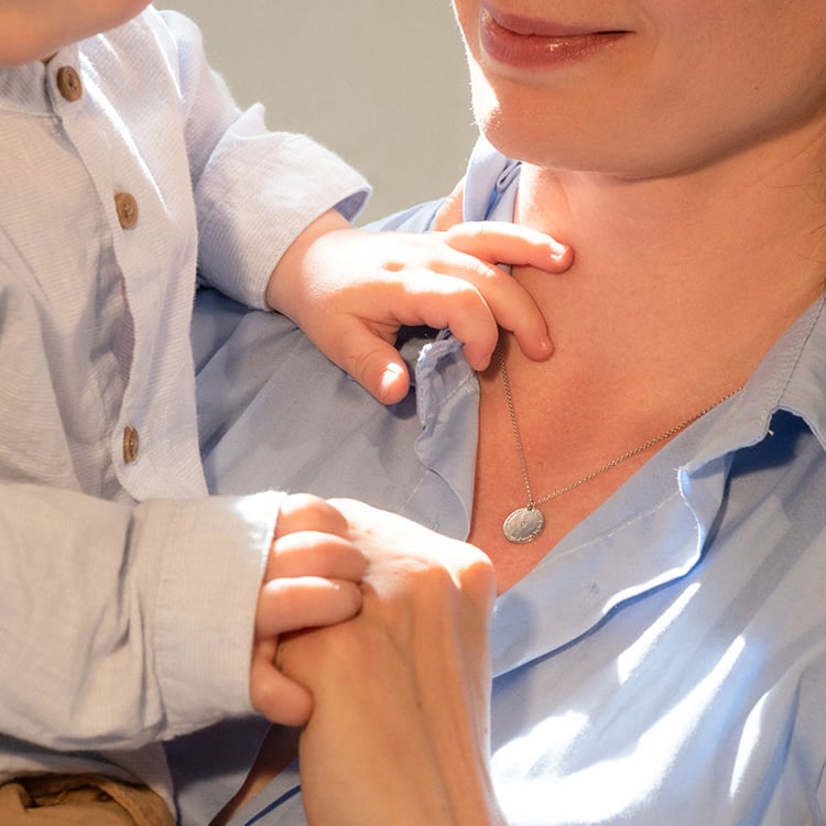 Strieborný prívesok s citátom a diamantom Cara 99725