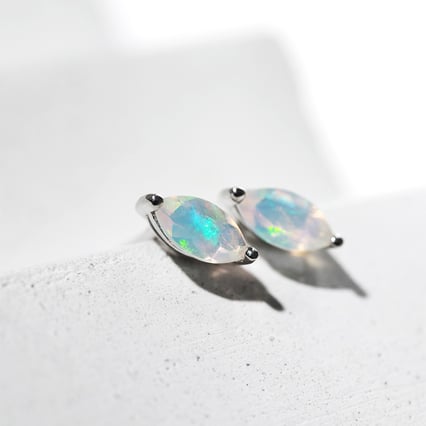 Minimalistické strieborné náušnice s opálmi Sistine