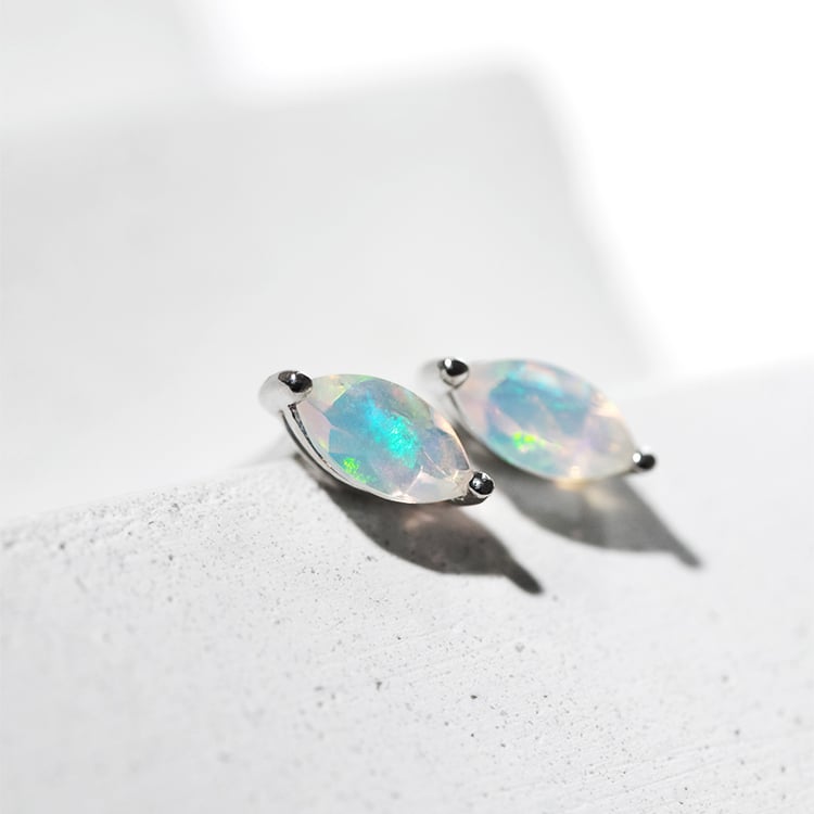 Minimalistické strieborné náušnice s opálmi Sistine 131393