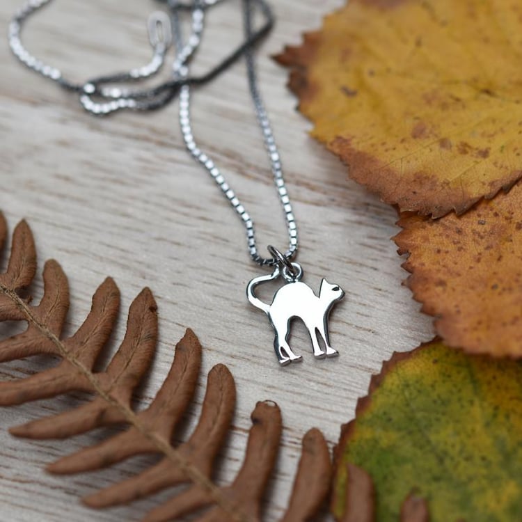 Prívesok v tvary macky 49280