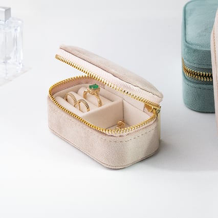 Malá béžová cestovná šperkovnica Safey