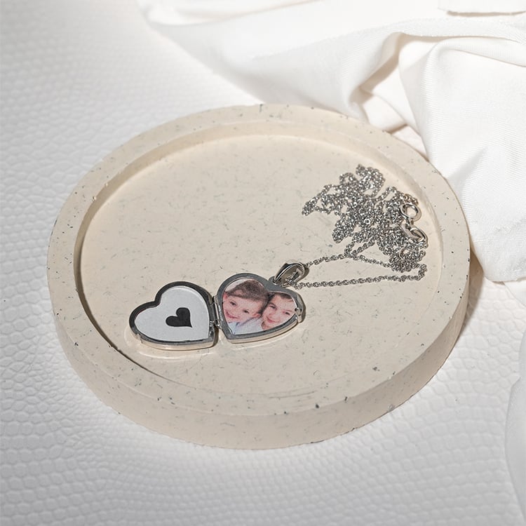 Srdiečkový medailón zo striebra s diamantom 131013