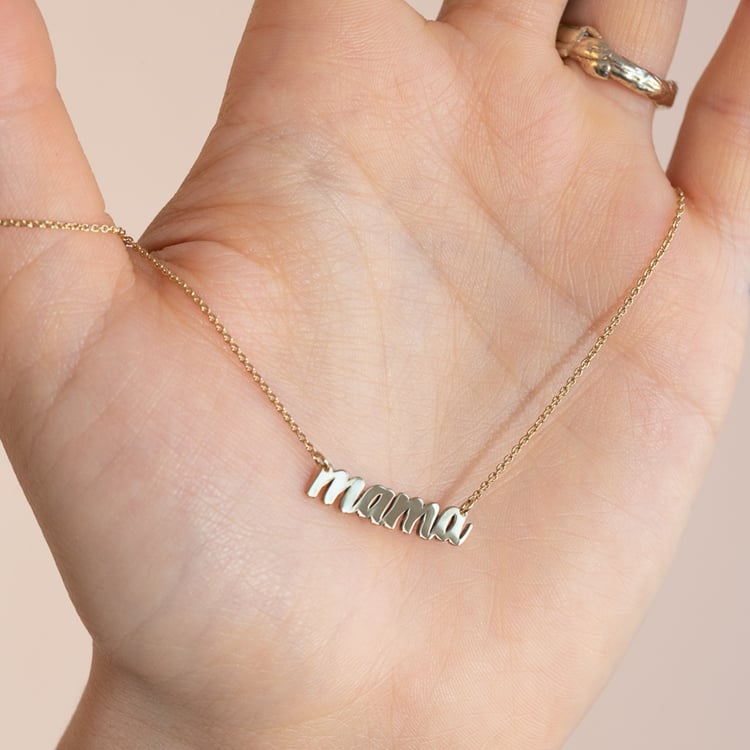 Strieborný náhrdelník s nápisom Mama 119424
