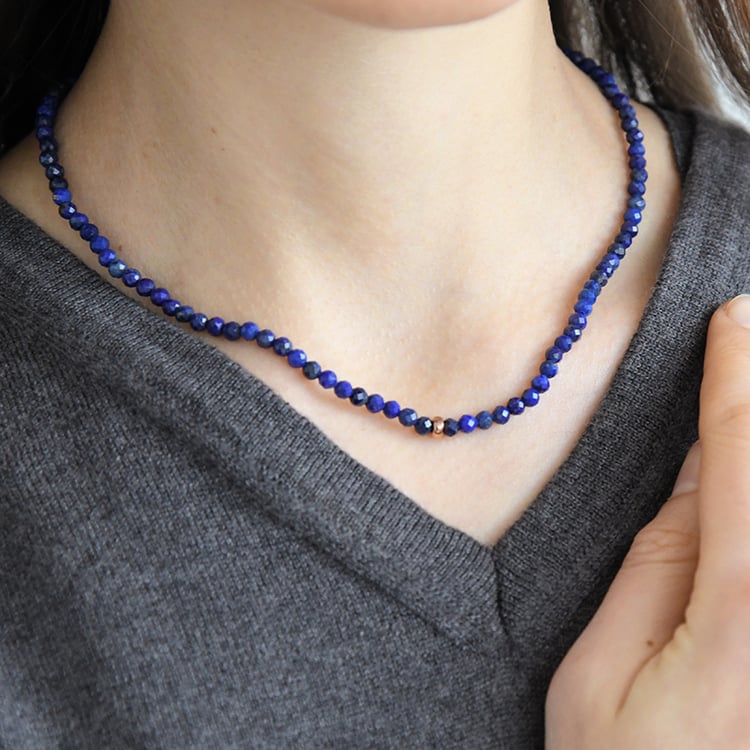 Strieborný pozlátený náhrdelník s lapis lazuli korálkami Cindy 116013