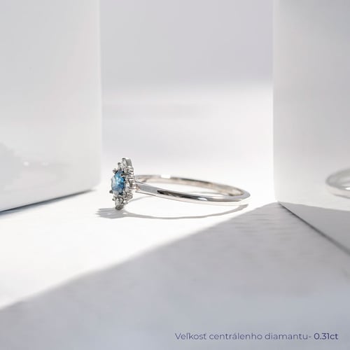 Zásnubný prsteň s certifikovaným fancy blue lab-grown diamantom Kascha