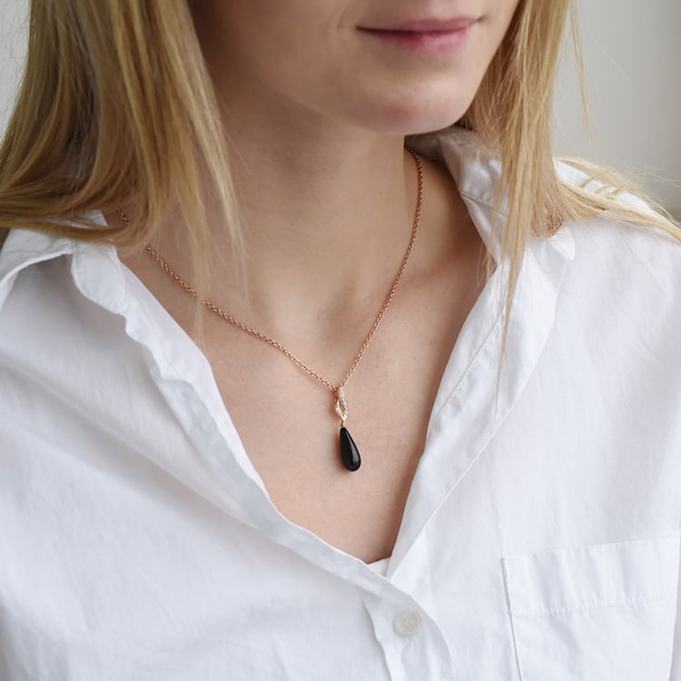 Jemný pozlátený prívesok s čiernym onyxom 90616