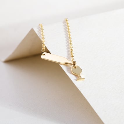 Náhrdelník s fľašou a pohárom vína Uva