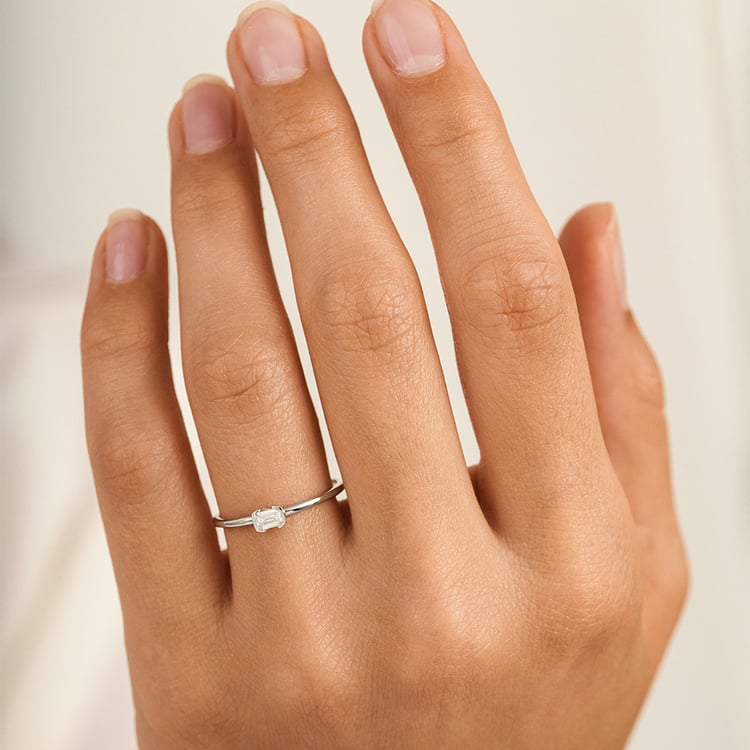 Minimalistischer Ring aus Silber mit einem Lab Grown Diamanten in Emerald-Form Henrik 162921