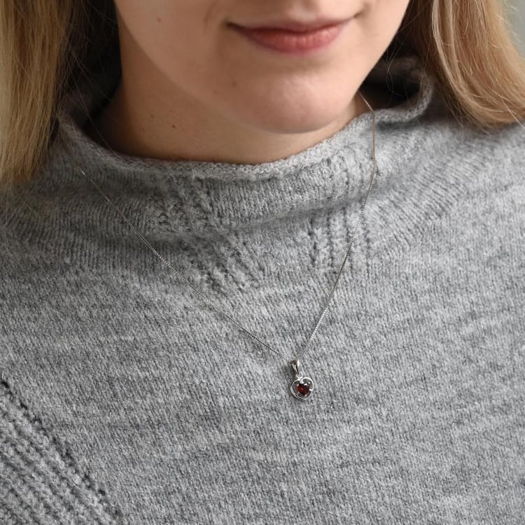 Srdiečkový náhrdelník s granátom 50284
