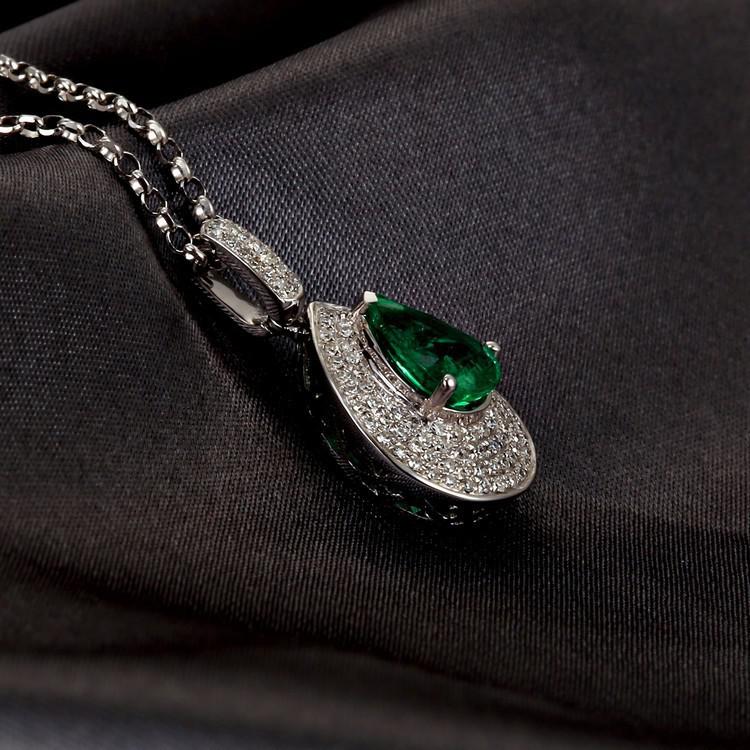 Prívesok so smaragdom a diamantmi 5234