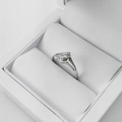 Prsteň z bieleho zlata