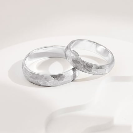 Matné tepané svadobné obrúčky z platiny Zura